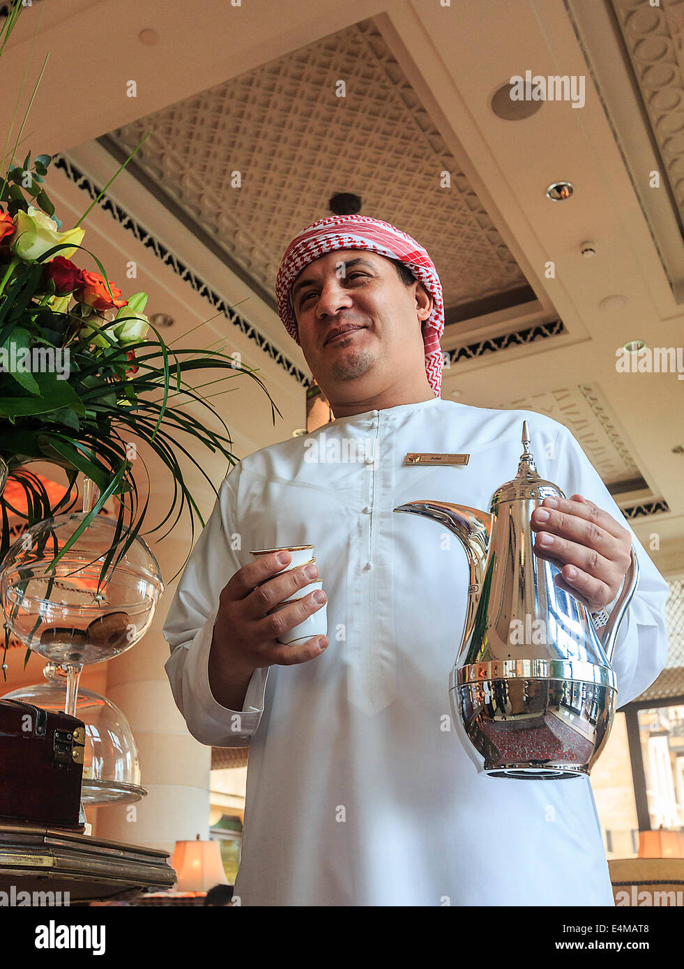 Gäste beim Betreten der Lobby von Mina A'Salam Hotel, sind Madinat Jumeirah mit arabischem Kaffee begrüßt. Dubai, Vereinigte Arabische Emirate. Stockfoto