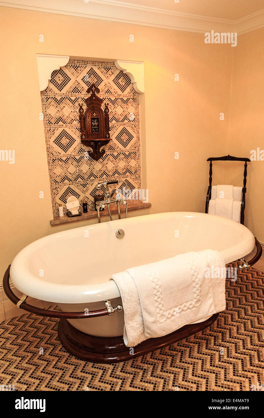 Luxuriöses Badezimmer im Dar Al Masyaf, Teil des Madinat Jumeirah Resorts, eine deluxe-Resort in Dubai, VAE. Stockfoto