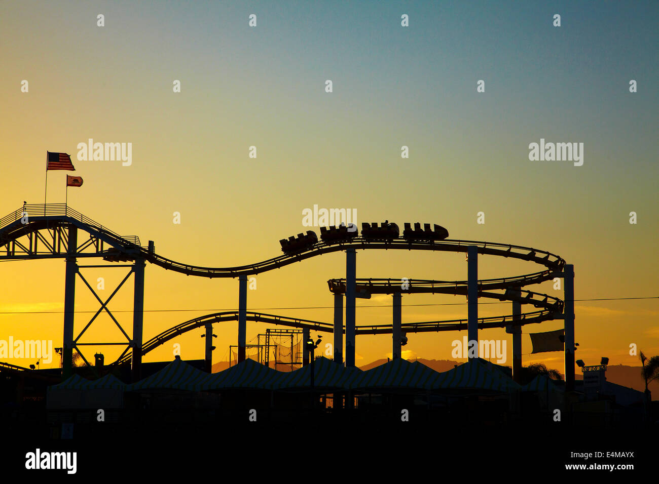 Achterbahn bei Sonnenuntergang, Pacific Park, Santa Monica Pier, Santa Monica, Los Angeles, Kalifornien, USA Stockfoto