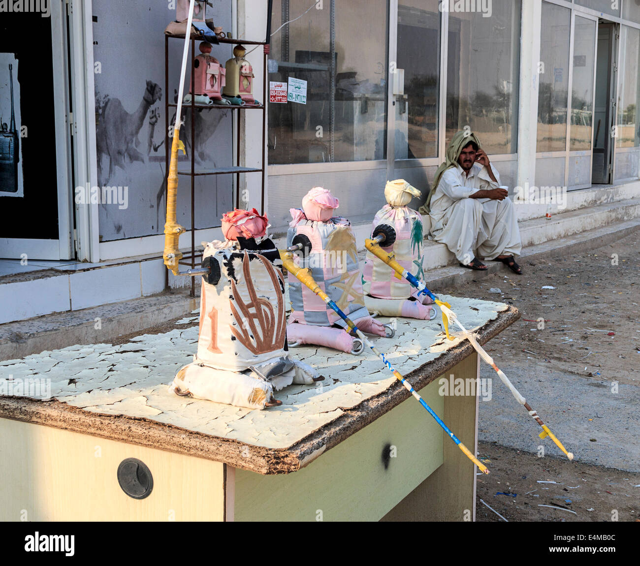 Klein (ungefähr fünf Pfund (2,2 kg) ferngesteuerte Roboter Jockeys während der Rennen von Kamelen getragen. Stockfoto