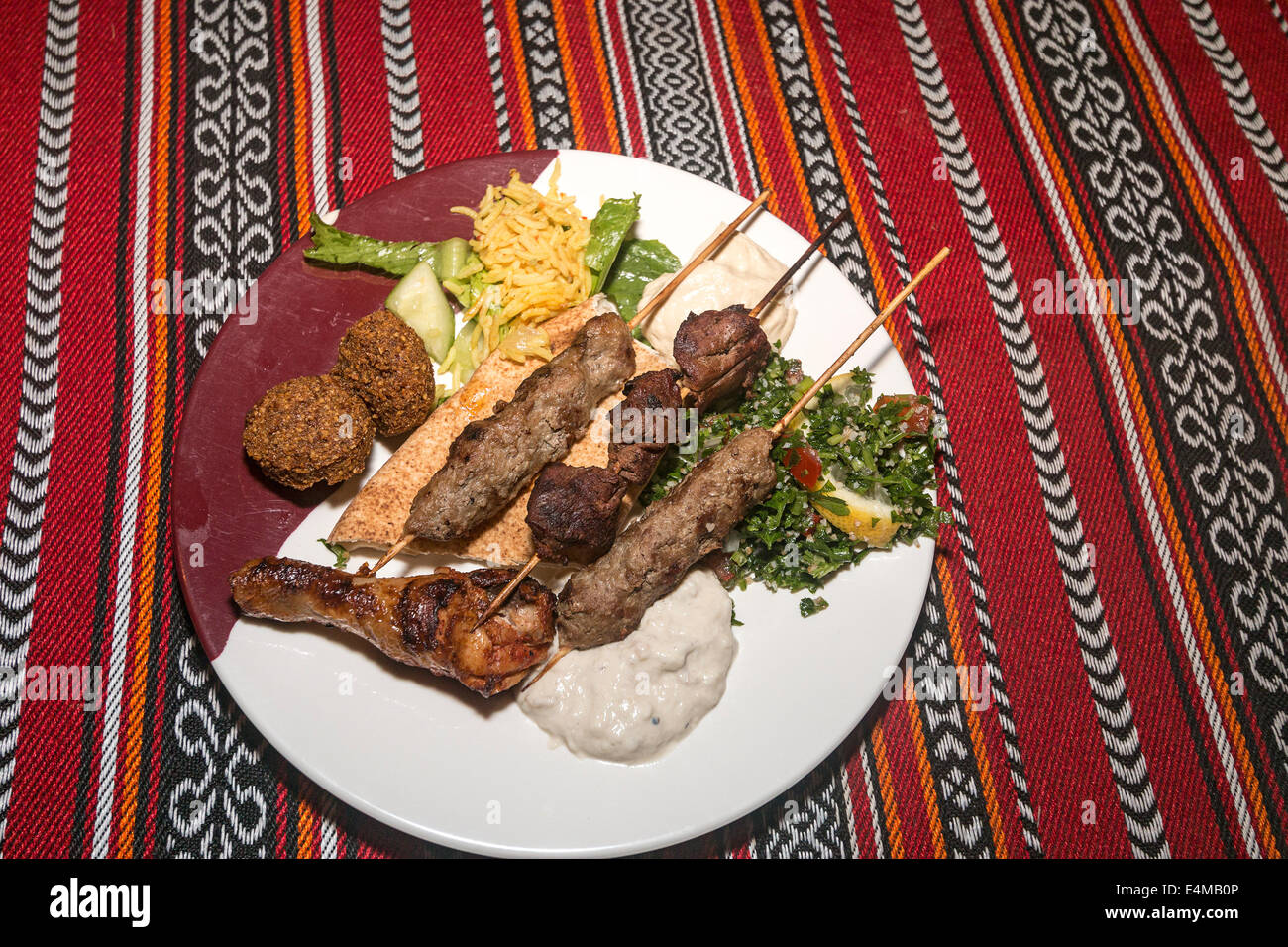 Abendessen in der Wüstensafari außerhalb Dubai, VAE. Gegrillte Spieße mit Lamm, Rind, Huhn, Falafal, Teaneck und hummus Stockfoto