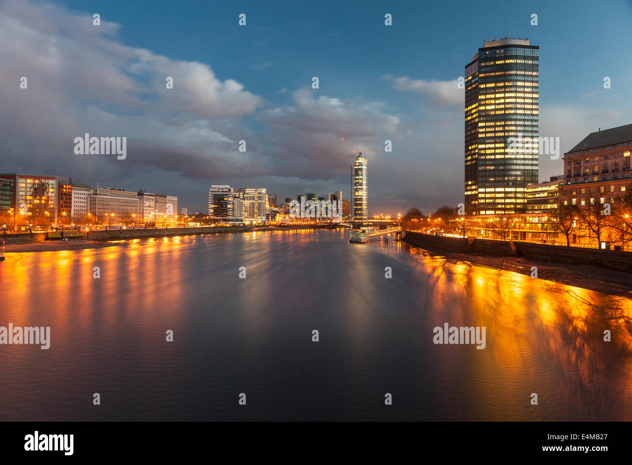 Blick vom Lambeth Bridge in Richtung Vauxhall in der Nacht, London, England Stockfoto