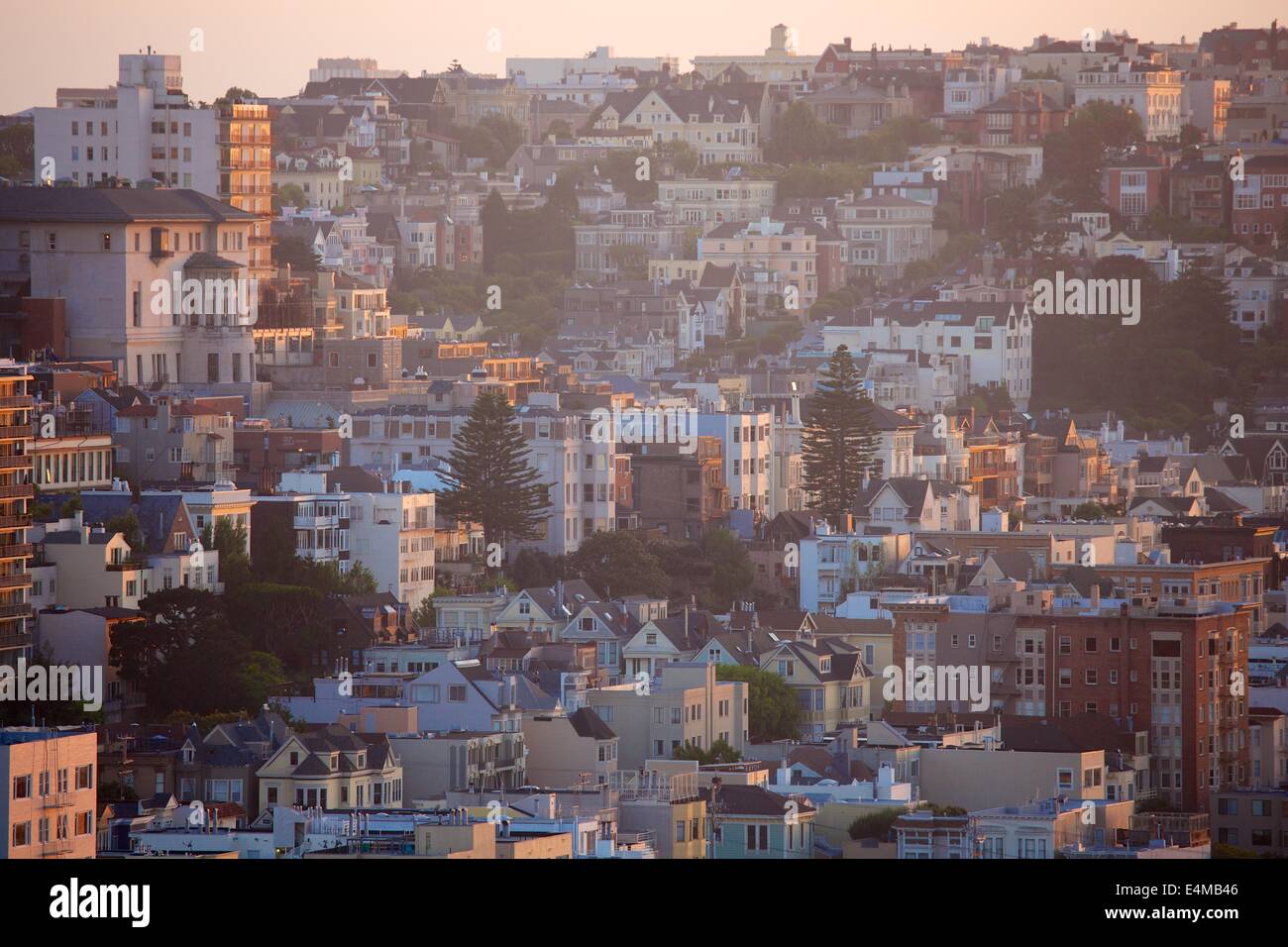 Sonnenuntergang über der Pacific Heights Nachbarschaft von San Francisco, Kalifornien Stockfoto
