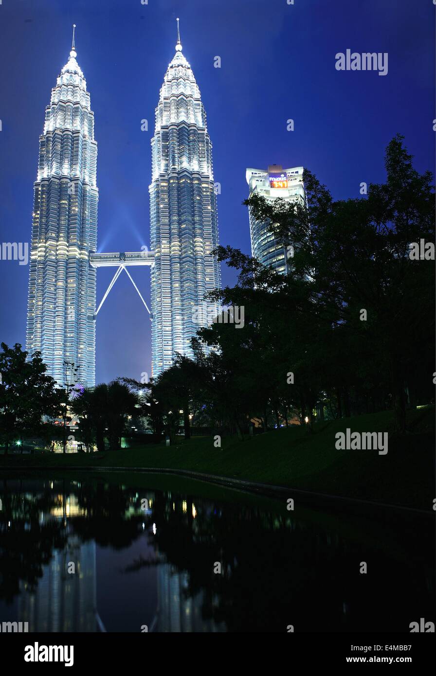 Die Petronas Towers in der Abenddämmerung, Kuala Lumpur, Malaysia Stockfoto