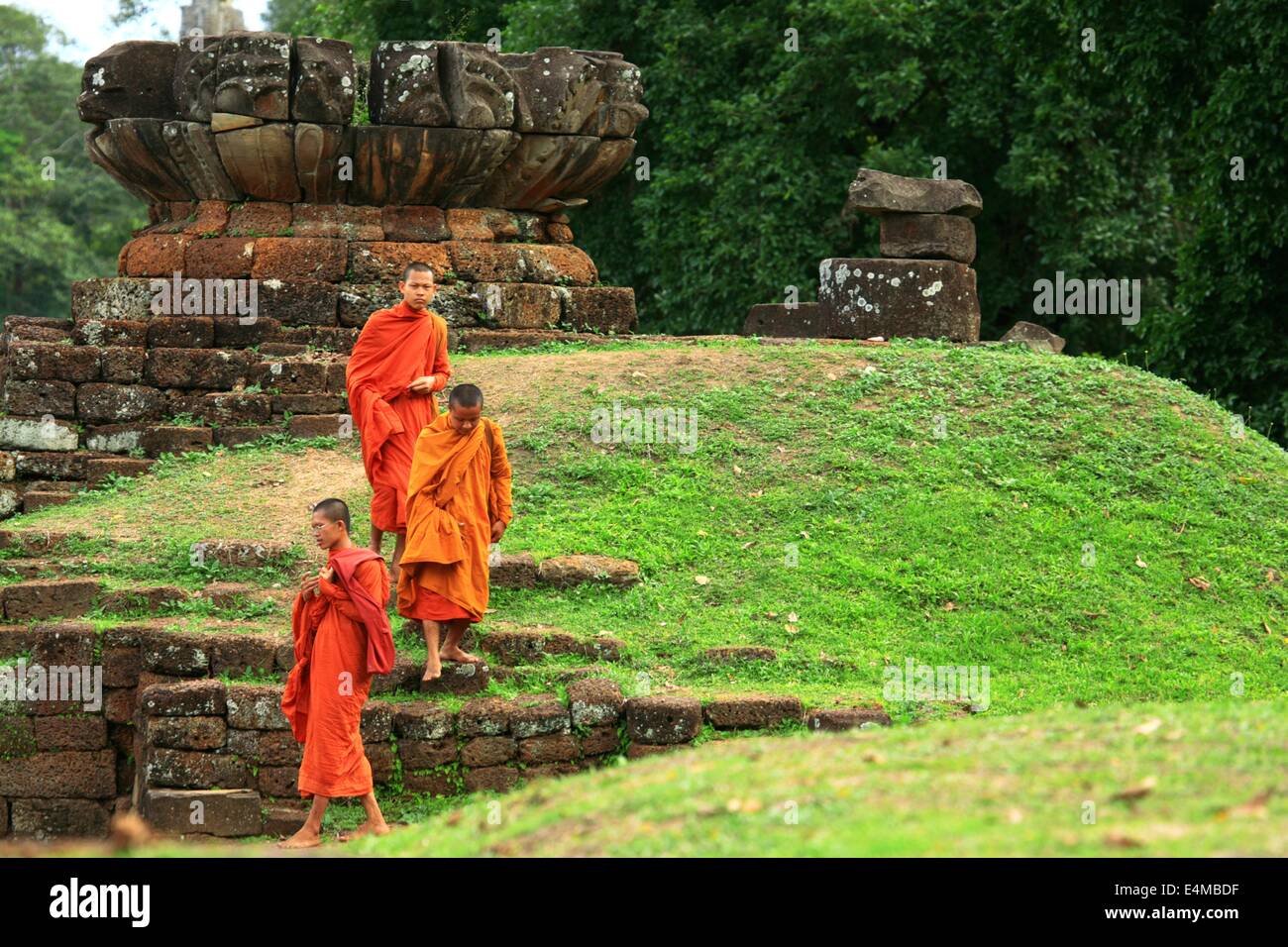 Buddhistische Mönche in orangefarbenen Gewändern in Kambodscha Stockfoto