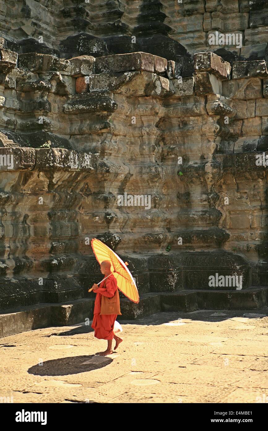 Buddhistischer Mönch in orange Gewand zu Fuß in Angkor Wat in Kambodscha Stockfoto