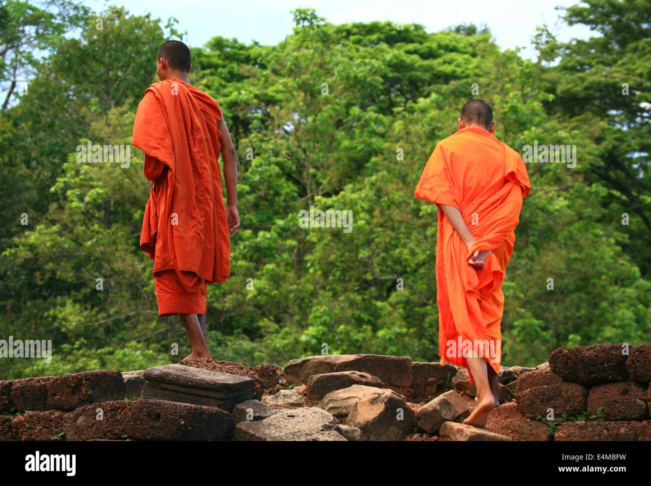 Buddhistische Mönche in orangefarbenen Gewändern in Kambodscha Stockfoto