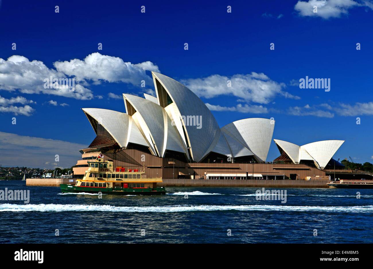 Klassische Schuss des Sydney Opera House mit blauem Himmel und geschwollenen Wolken in Sydney, Australien Stockfoto