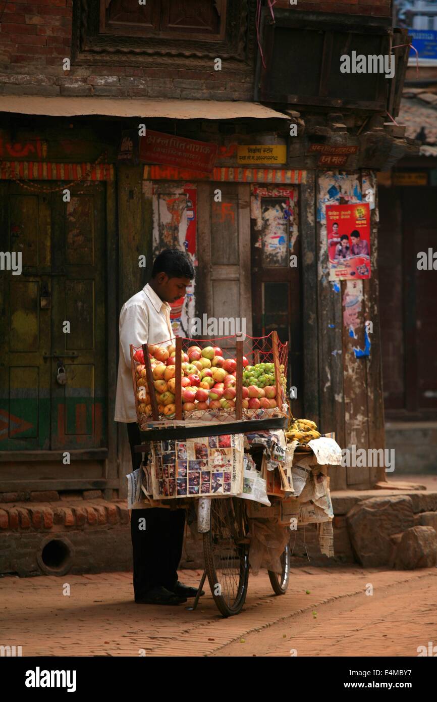 Ein Mann verkauft Produkte aus einem Wagen in Kathmandu, Nepal Stockfoto