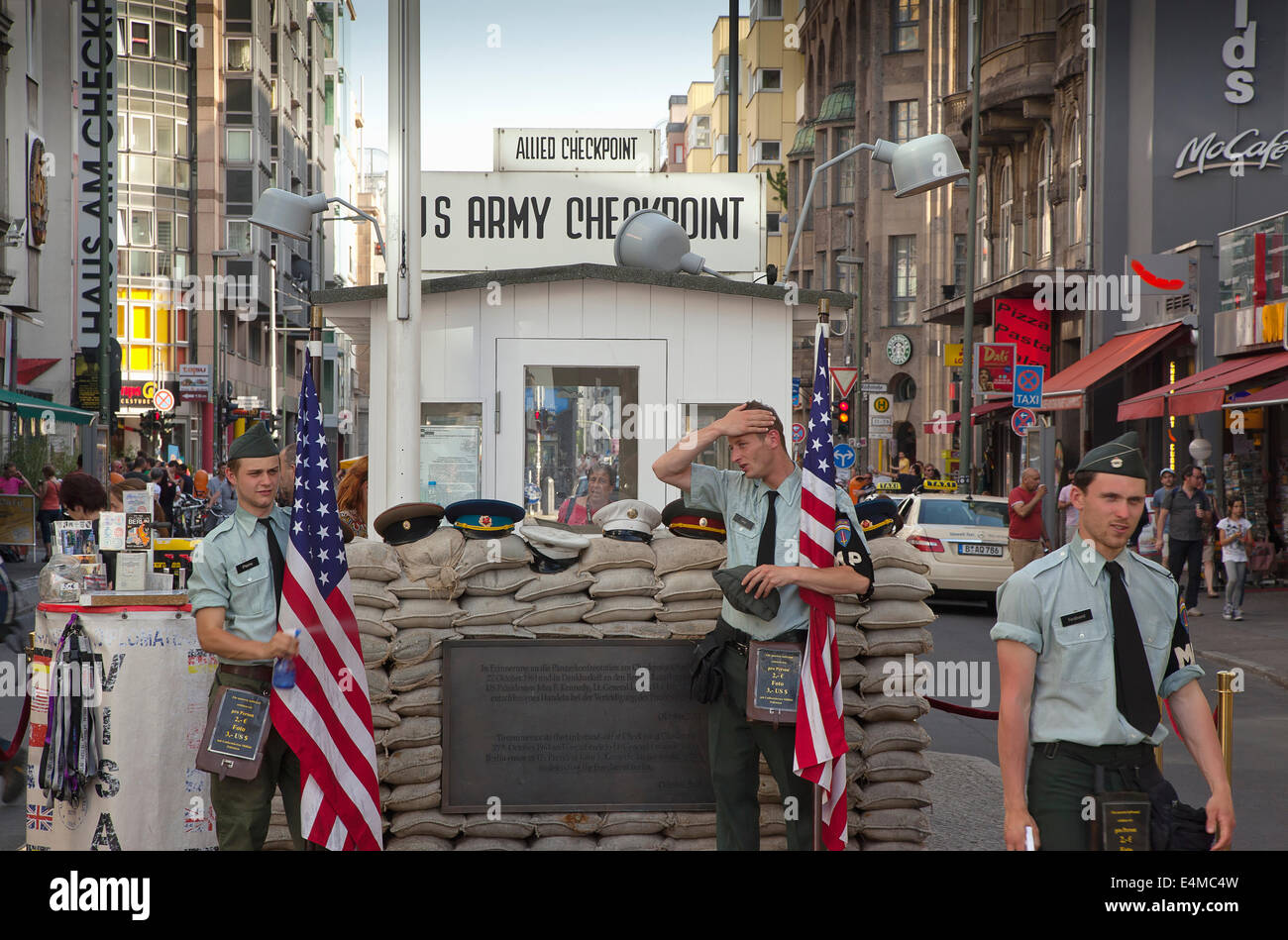 Deutschland, Berlin, Mitte, Checkpoint Charlie in der Friedrichstraße. Stockfoto