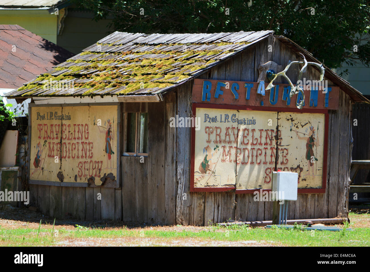 Restaurant in Metamora, Indiana mit seltsamen Zeichen auf seinen Seiten. Stockfoto