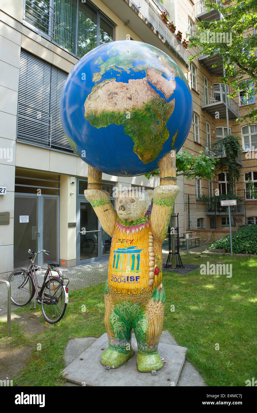 Deutschland, Berlin, Mitte, Leben Größe Fiberglas Buddy Bär Skulptur. Stockfoto