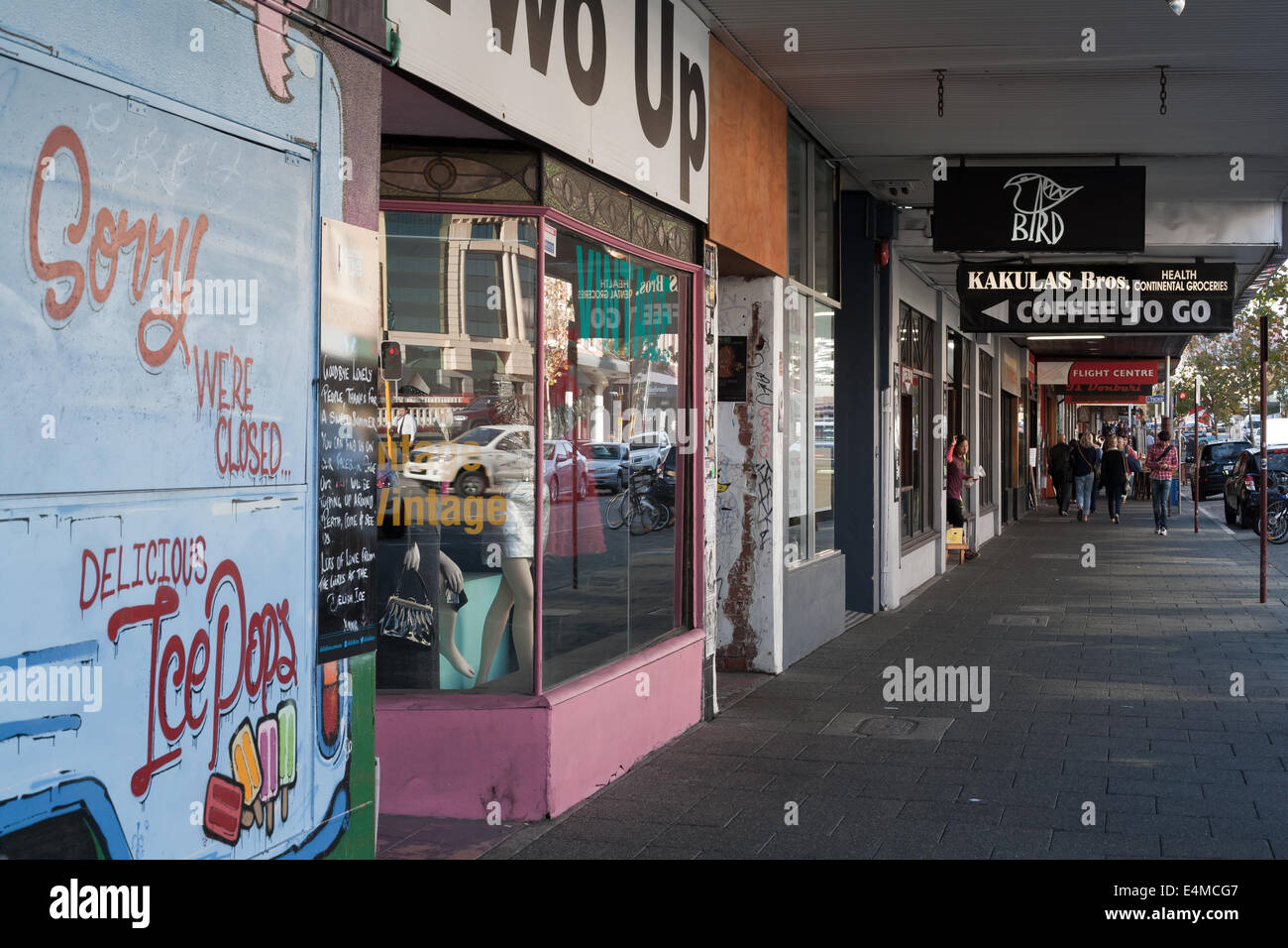 Alten Läden und Bürgersteig auf der William Street in der Innenstadt Vorort von Northbridge, Perth. Western Australia. Stockfoto