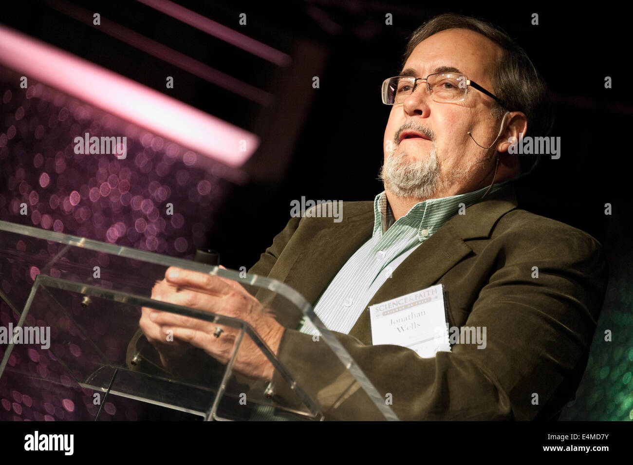 Dr. Jonathan Wells, US-amerikanischer Molekularbiologe, vor einem Publikum von Atlanta über Intelligent Design und Entwicklung. Stockfoto