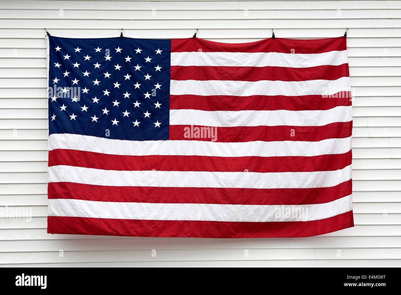 American flag hanging on wall -Fotos und -Bildmaterial in hoher Auflösung –  Alamy
