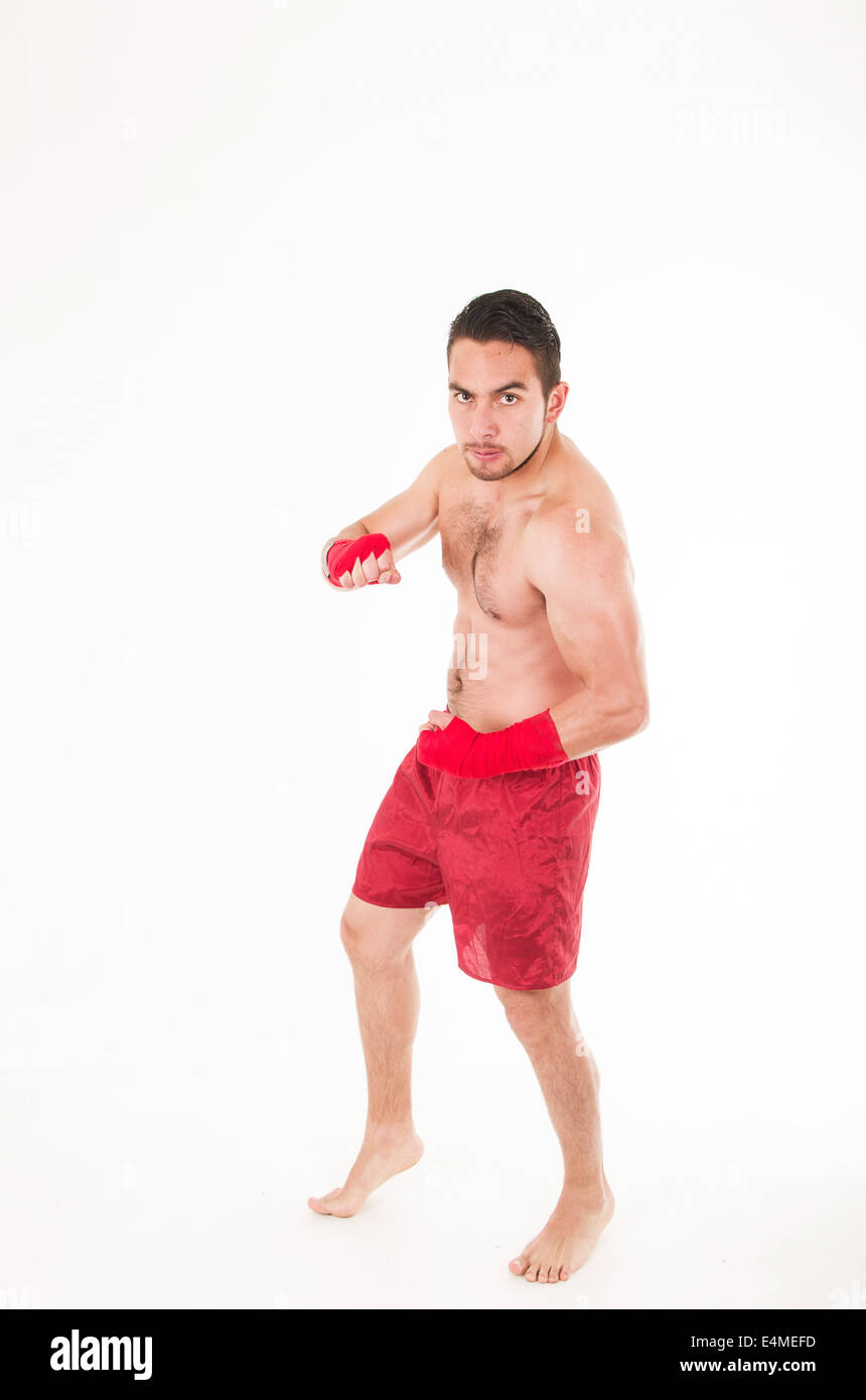 Martial Arts Kämpfer tragen rote Shorts und Armband Stockfoto