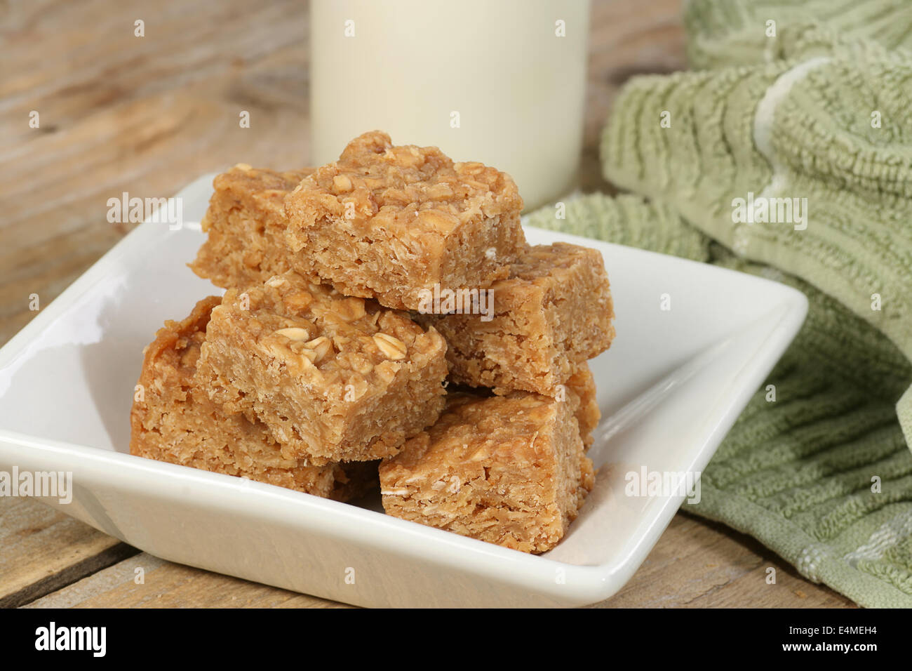 Mini-Hafer und Sirup Pfannkuchen mit einem Glas Milch Stockfoto