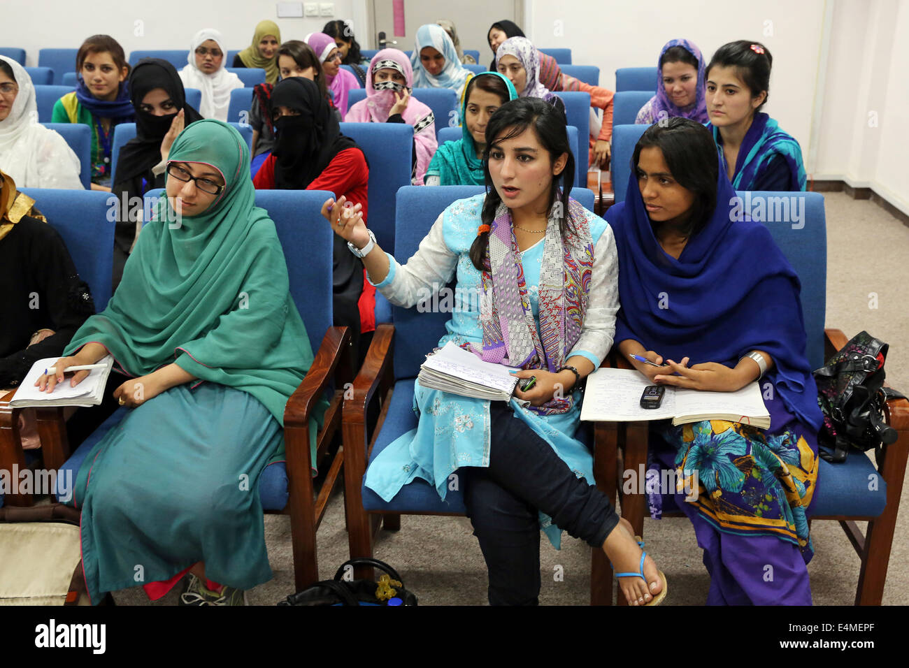 Studentinnen während einer Vorlesung an der weiblichen Campus der islamischen Universität, Islamabad, Pakistan Stockfoto