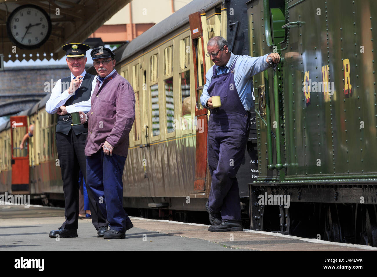 Dirigent und Ingenieure am Bahnhof Toddington, Gloucestershire Stockfoto