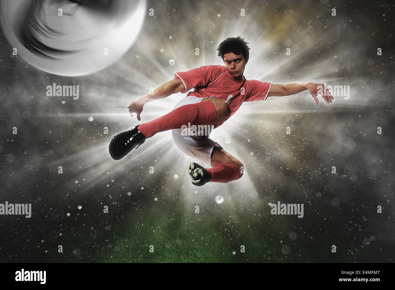 Fußball-Spieler den Ball In der Luft Stockfoto