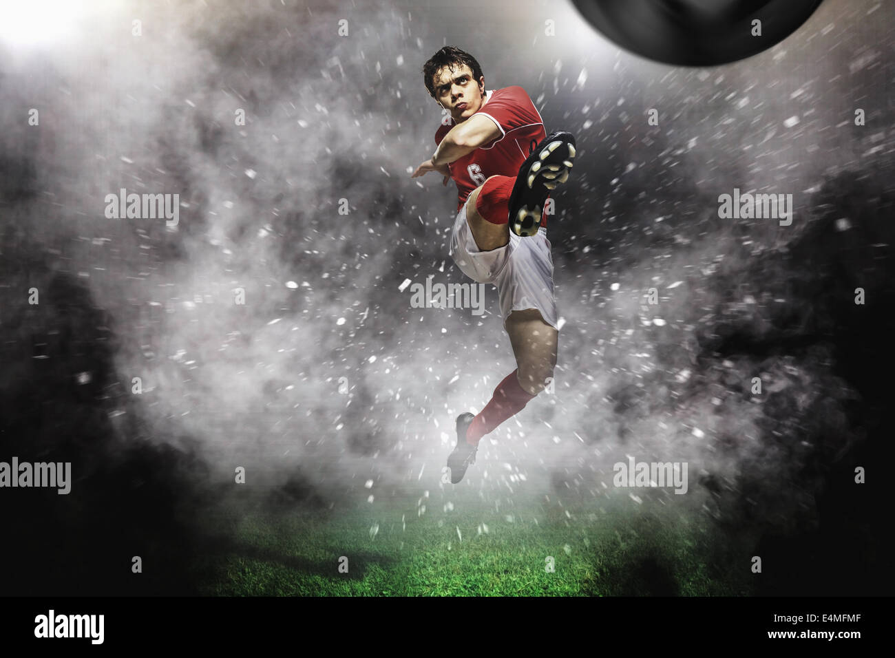 Fußball-Spieler den Ball In der Luft Stockfoto