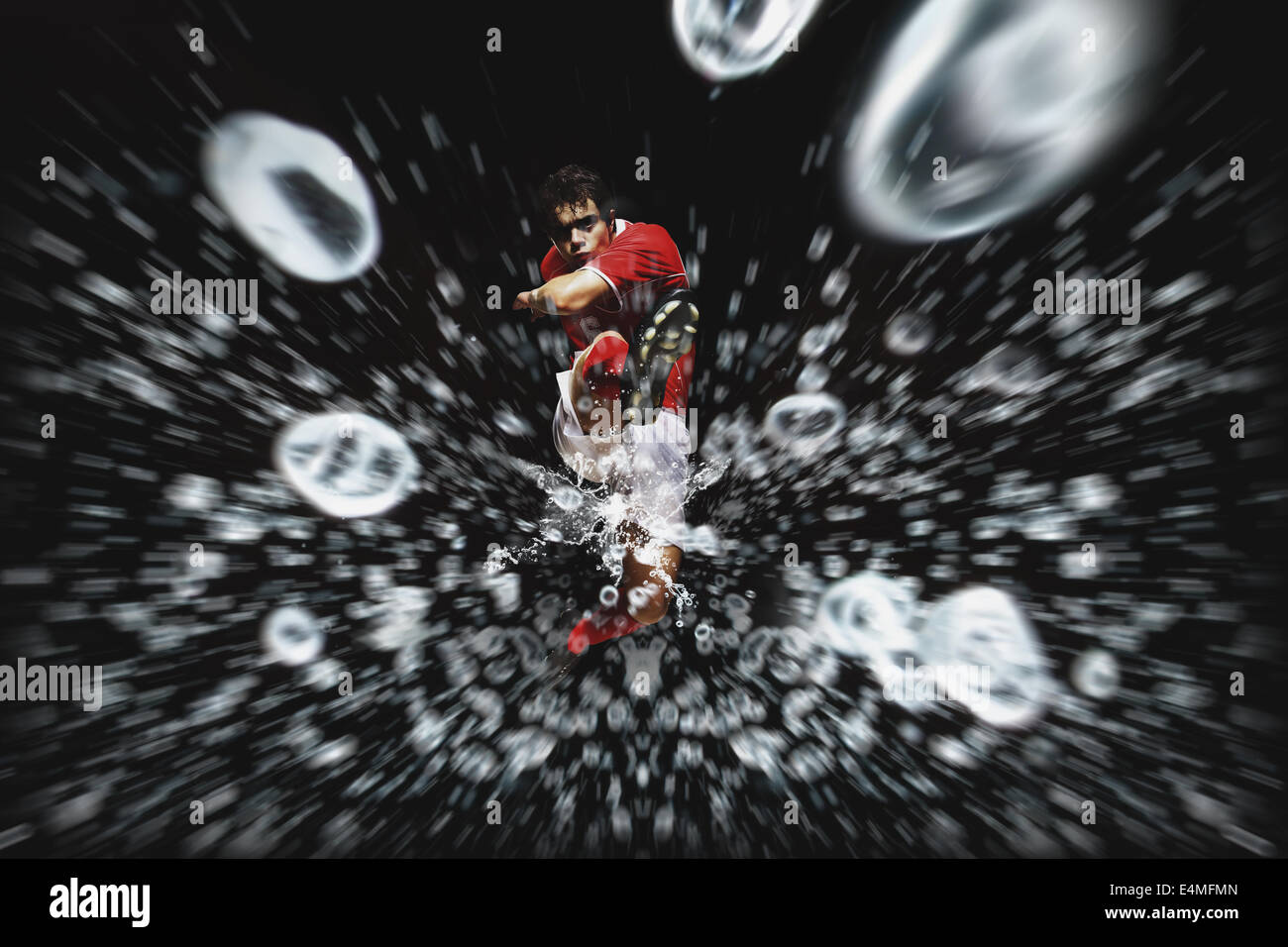 Fußball-Spieler den Ball In der Luft Stockfoto