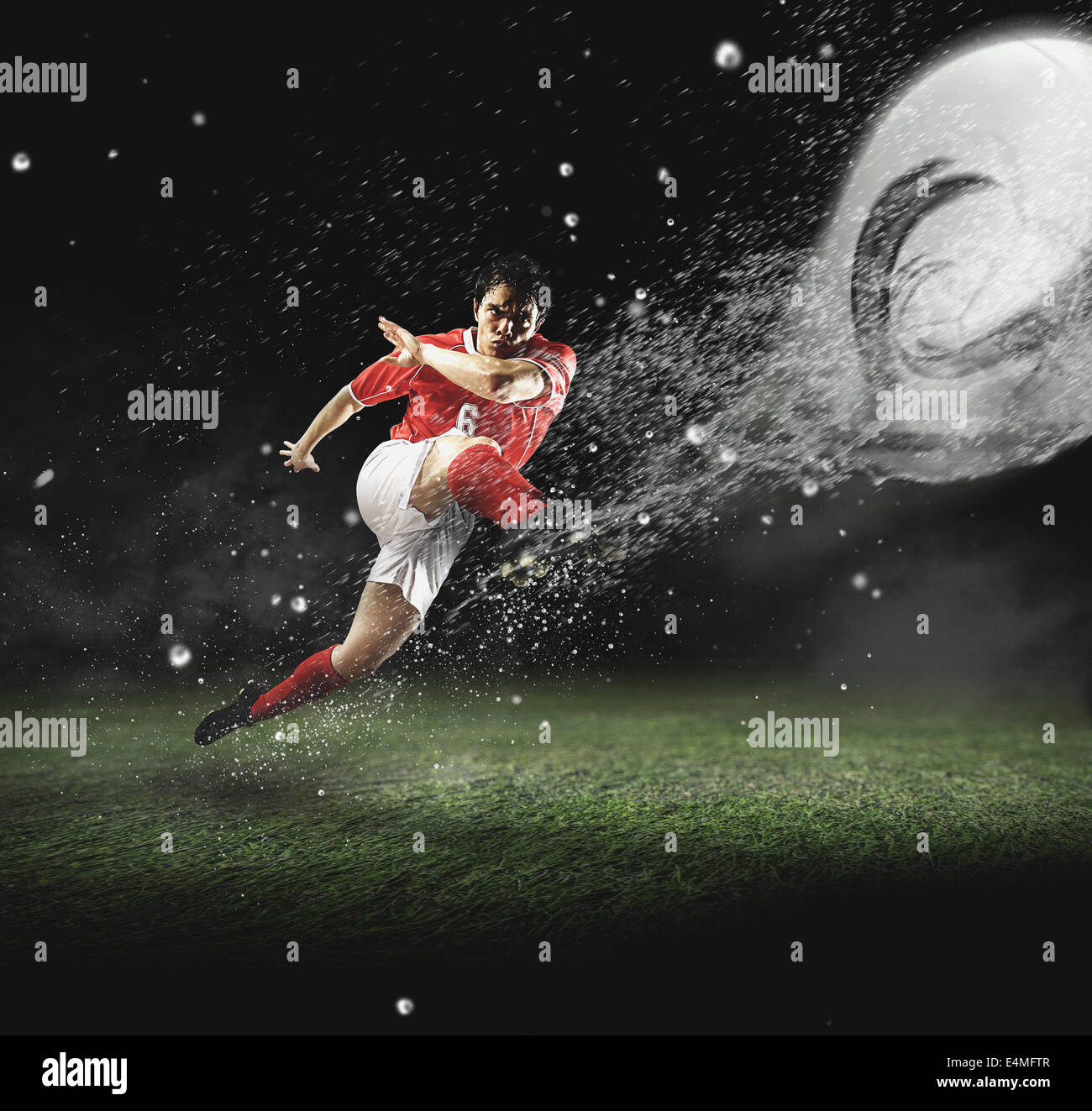 Fußball-Spieler den Ball Stockfoto