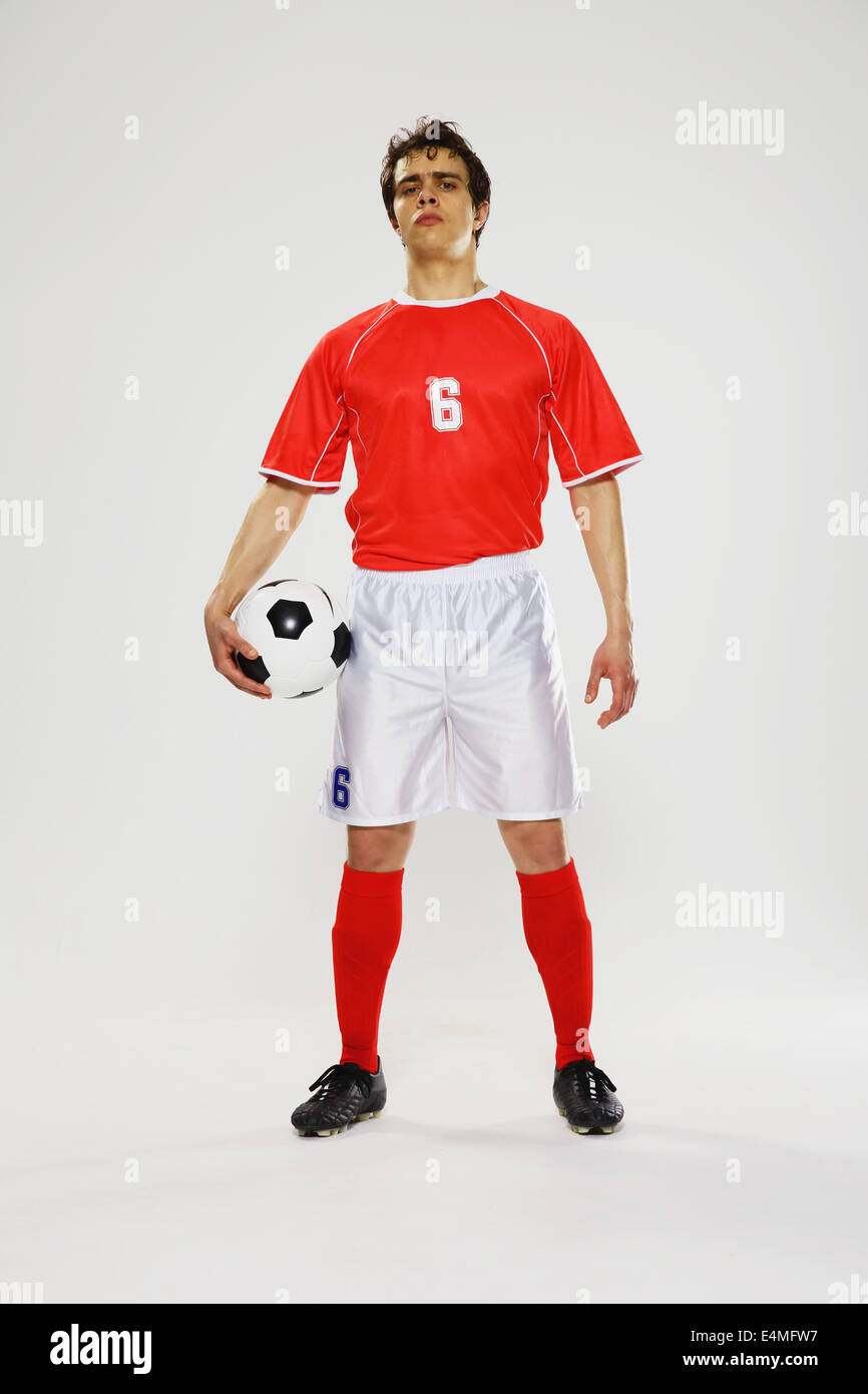 Football-Spieler in einem weißen und roten uniform steht vor weißem Hintergrund Stockfoto