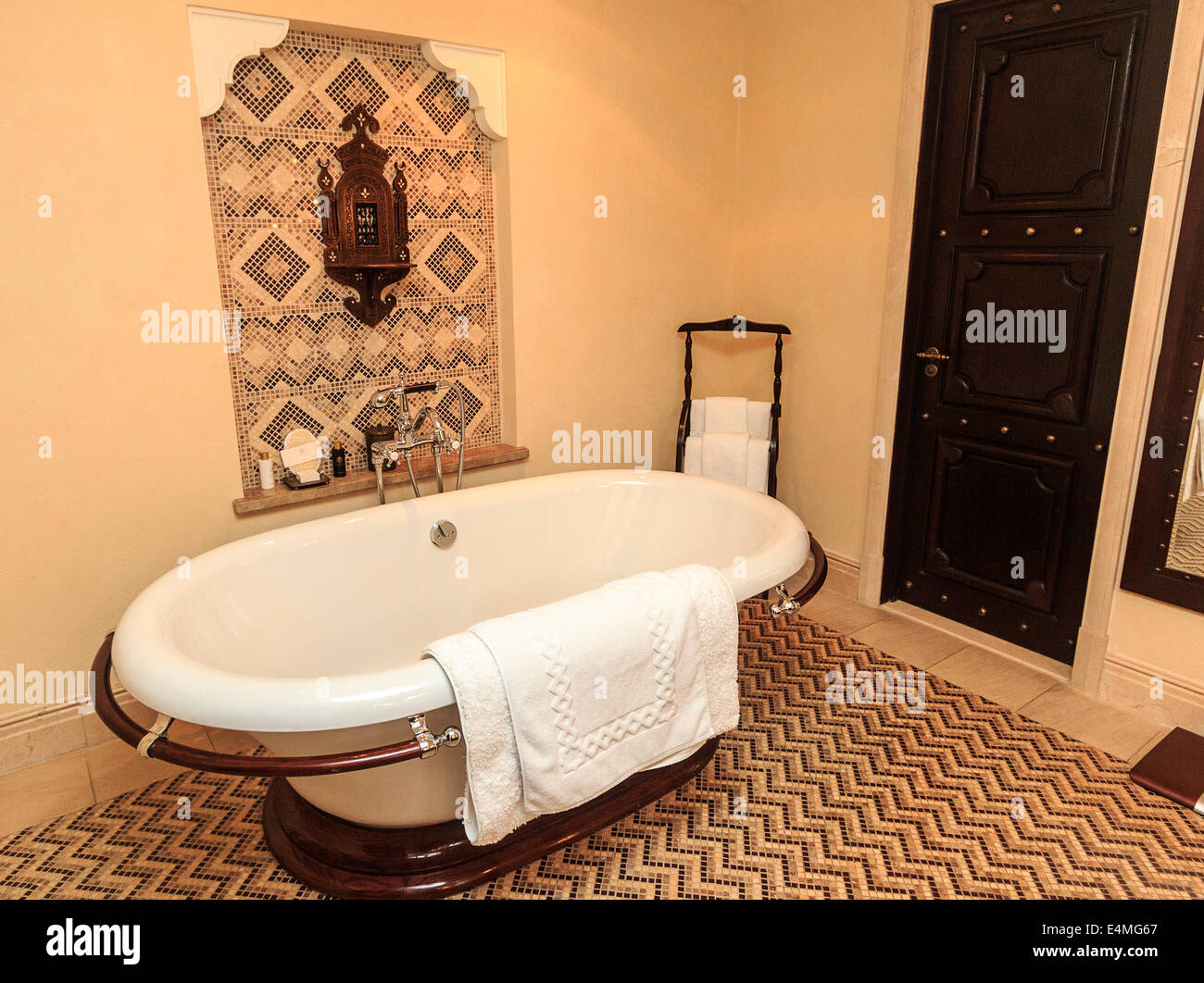 Luxuriöses Badezimmer im Dar Al Masyaf, Teil des Madinat Jumeirah Resorts, eine deluxe-Resort in Dubai, VAE. Stockfoto