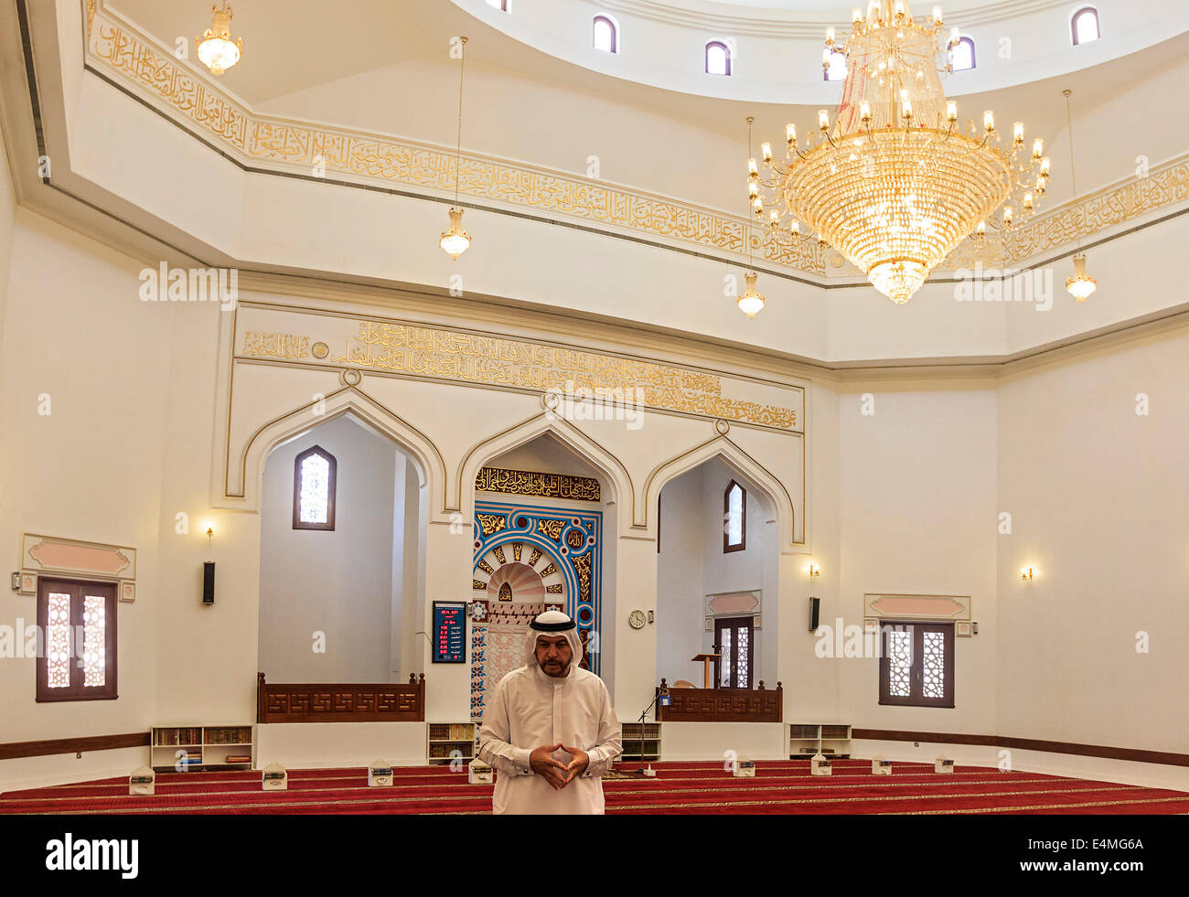 Reiseführer Nasif Kayed, in einem traditionellen arabischen Männern Gewand und Kopfschmuck, spricht über seine muslimischen Religion in Dubai Kulturzentrum Stockfoto