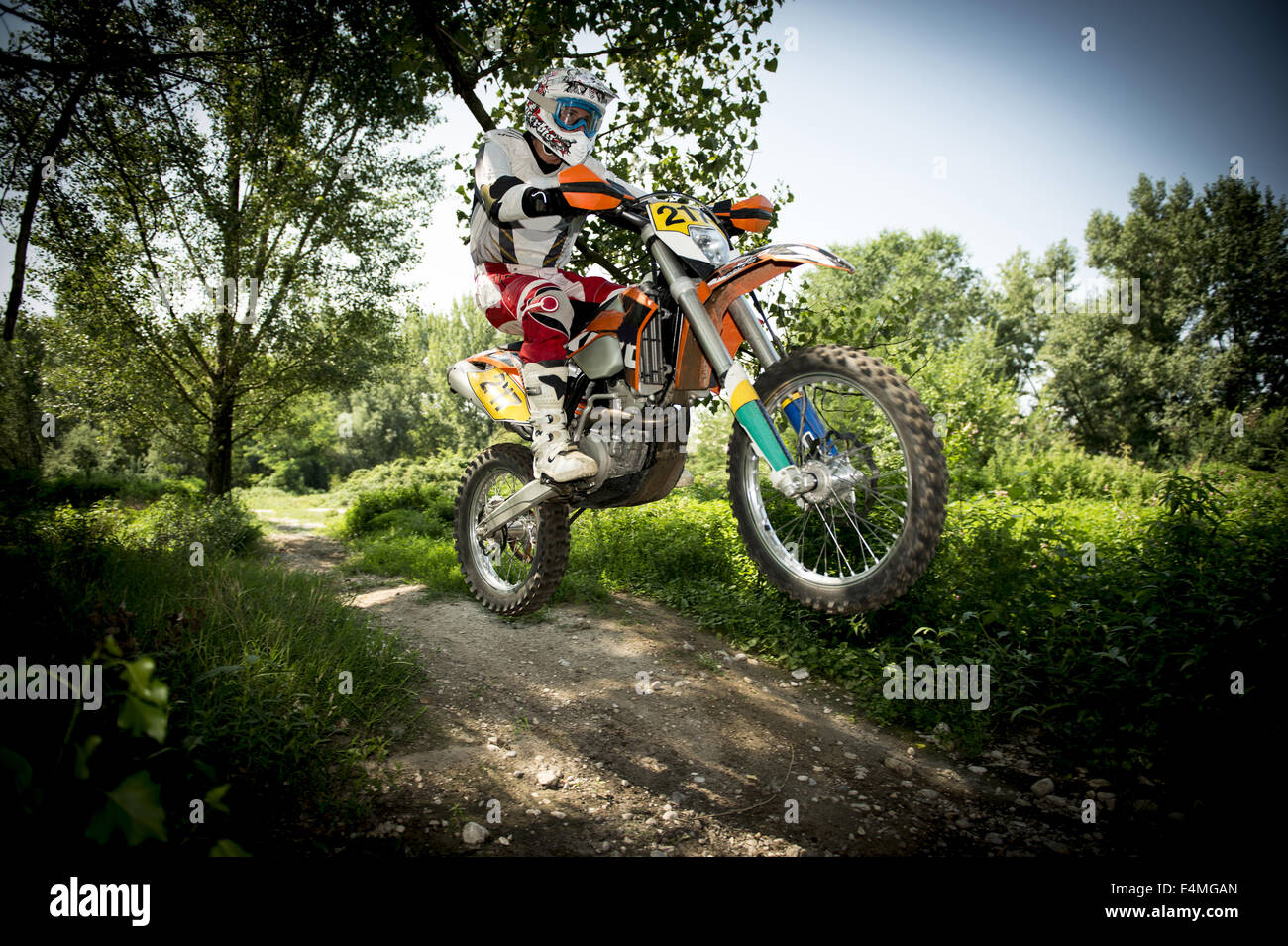 Junger Mann mit Motocross Fahrrad in italienischen Landschaft Stockfoto