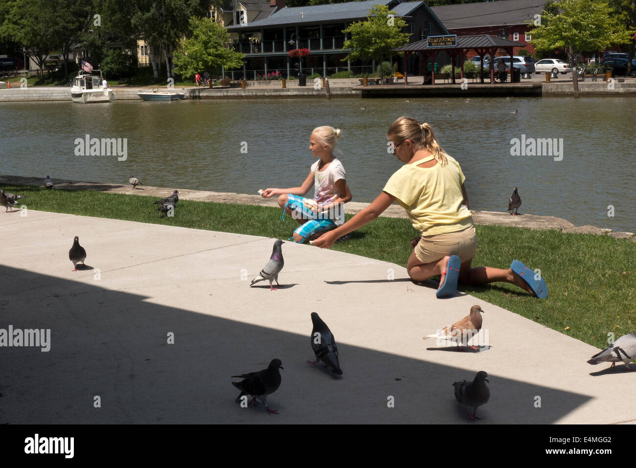 Kinder füttern Enten am Erie-Kanal. Stockfoto