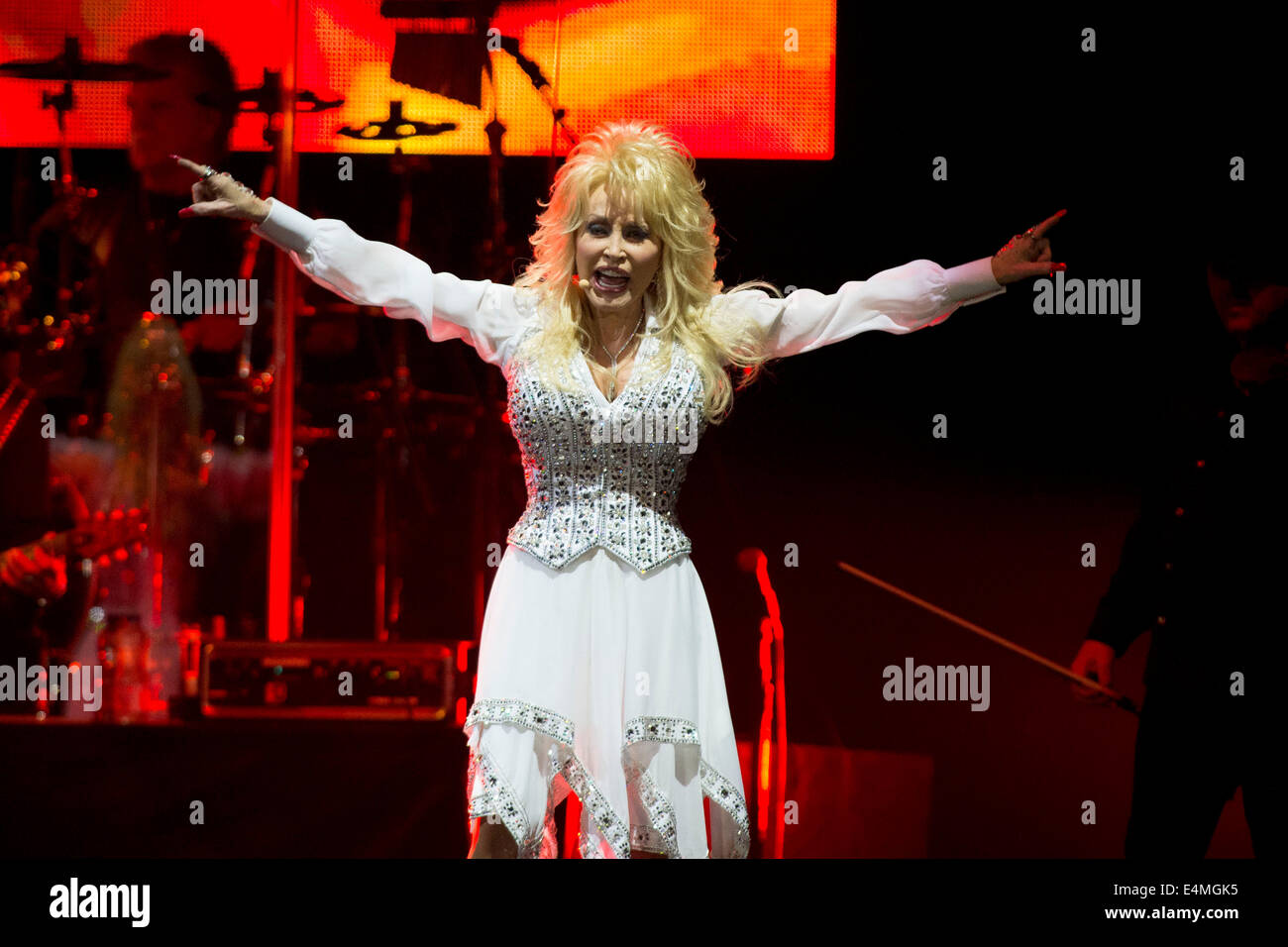 Sängerin Dolly Parton auf der Bühne während ihrer Blue Smoke Tour an der Hallam FM Arena am 24. Juni 2014 in Cardiff, Wales Stockfoto