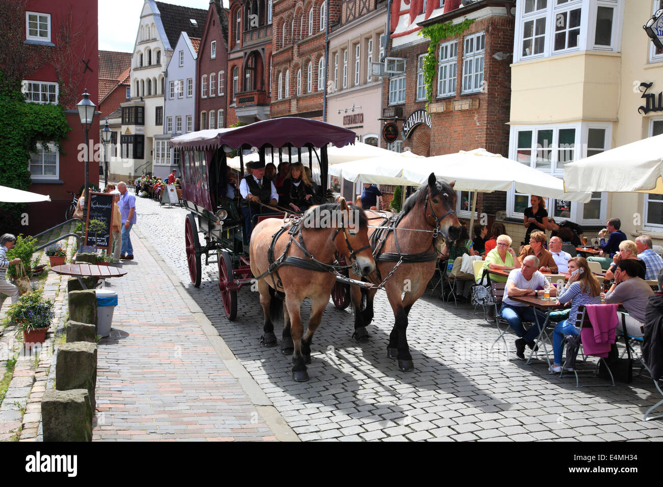 Stadtrundfahrt mit der Kutsche am Stintmarkt, Lüneburg, Lüneburg, Niedersachsen, Deutschland, Europa Stockfoto