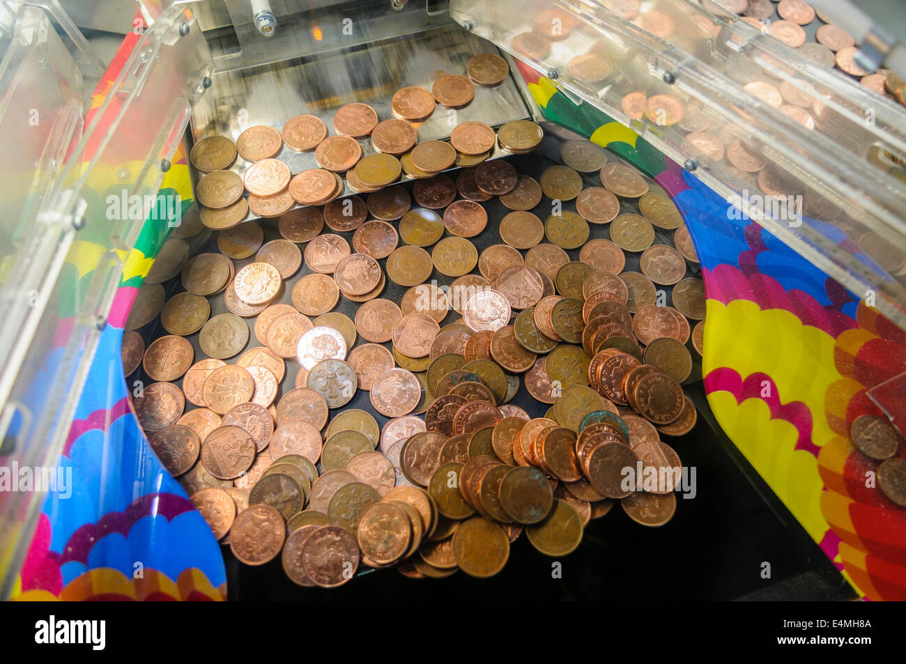 Tuppenny Nudger 2P Schieberegler Münzautomaten Stockfoto