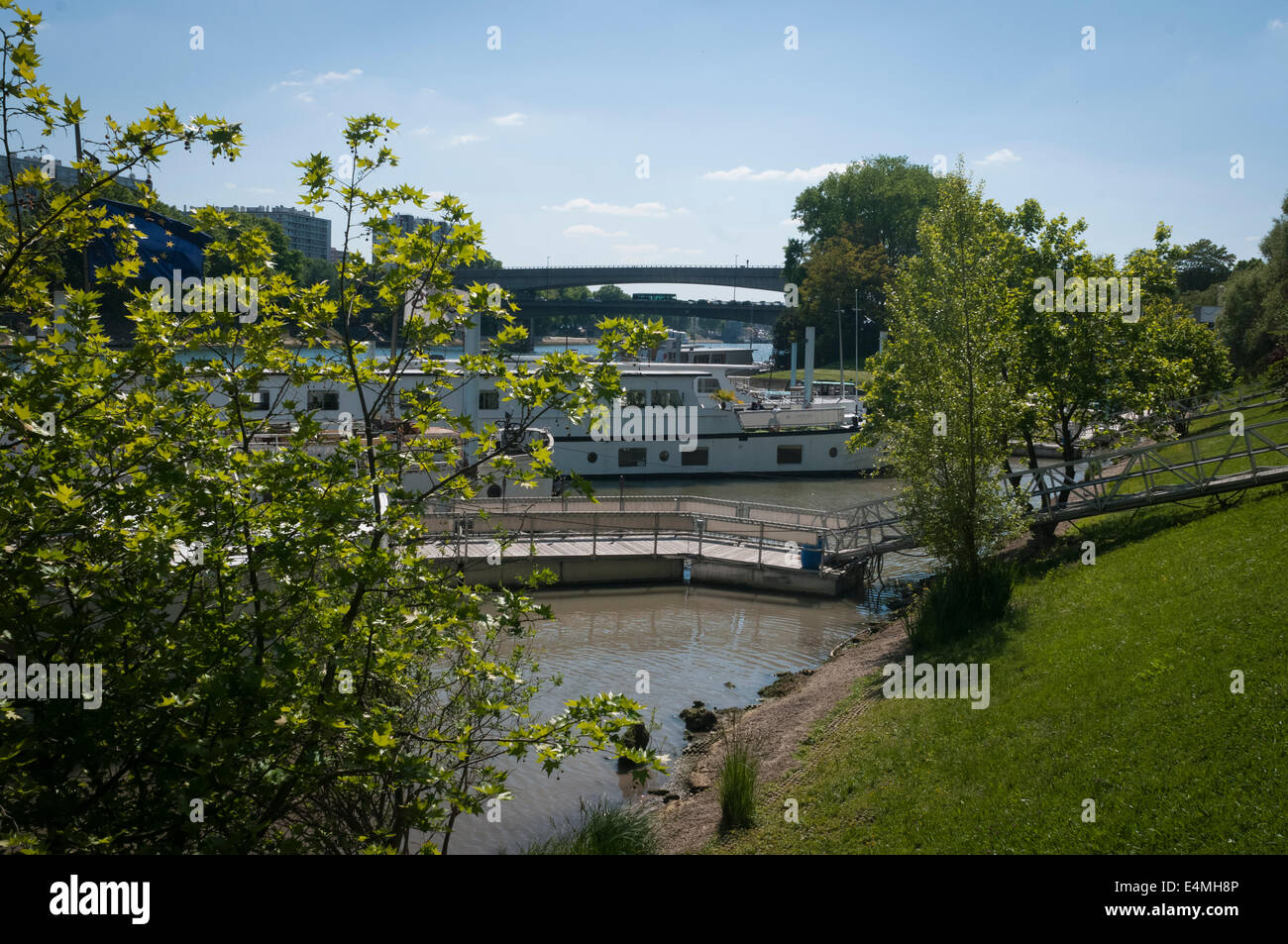 Asnières-Gennevilliers-Brücke in Clichy auf dem gehen im Vergleich zu Paris. Stockfoto