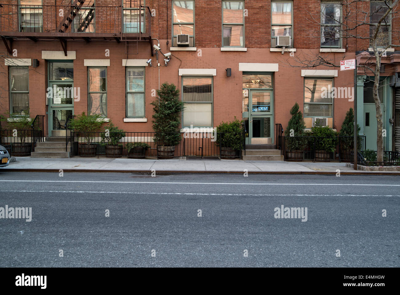 Vordere Fassade von zwei "Hells Kitchen", Clinton, Westseite, West 50er, Manhattan, New York City Apartment Mietskasernen. Stockfoto
