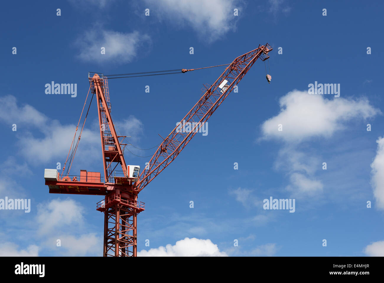 Rote Gitter Boom Turmdrehkran Stockfoto