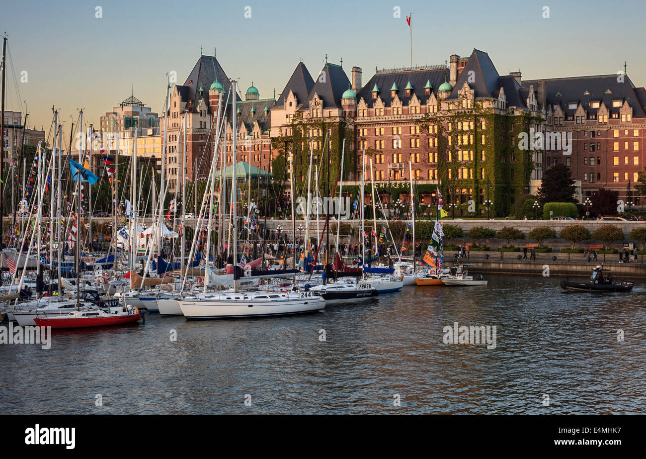 Swiftsure Yachten im Innenhafen und Empress Hotel bei Dämmerung-Victoria, British Columbia, Canada. Stockfoto