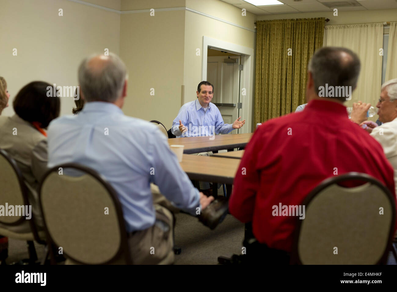 Der republikanische US-Senator Ted Cruz (Mitte) im Gespräch mit Bestandteile in der zentrale Texas Stadt von Fredericksburg. Stockfoto
