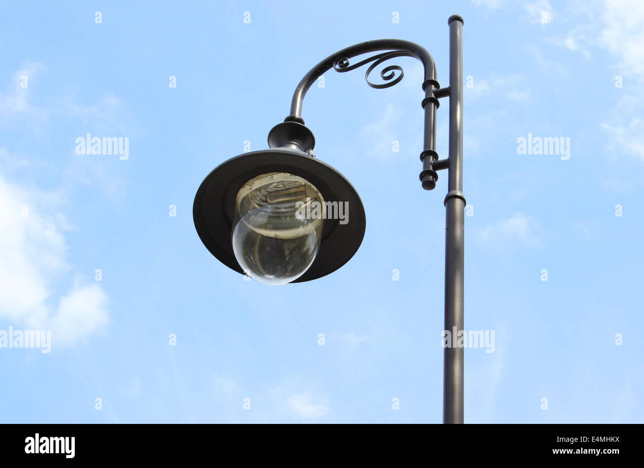 Nahaufnahme des Park-Lampe auf blauen Himmelshintergrund, Lichttechnik Stockfoto