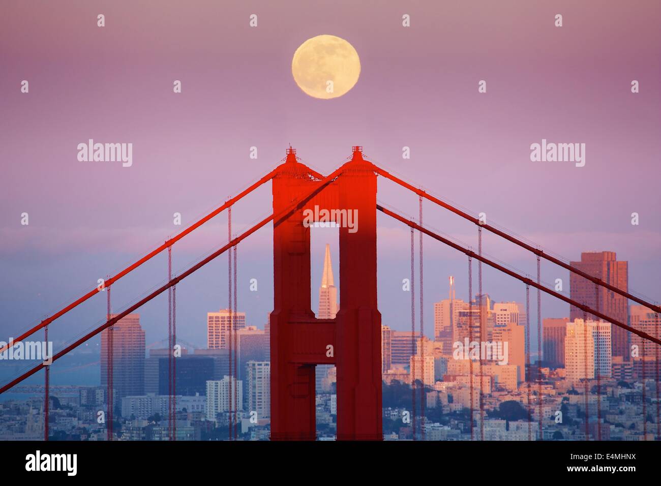 Der Vollmond steigt über die Golden Gate Bridge und die Skyline von San Francisco. Stockfoto