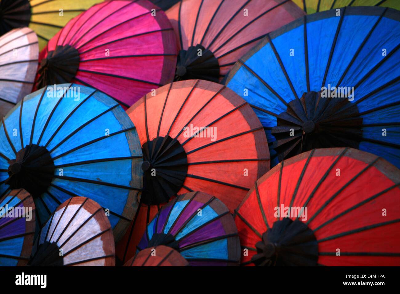 Bunte Schirme zum Verkauf auf einem Markt in Luang Prabang, Laos Stockfoto