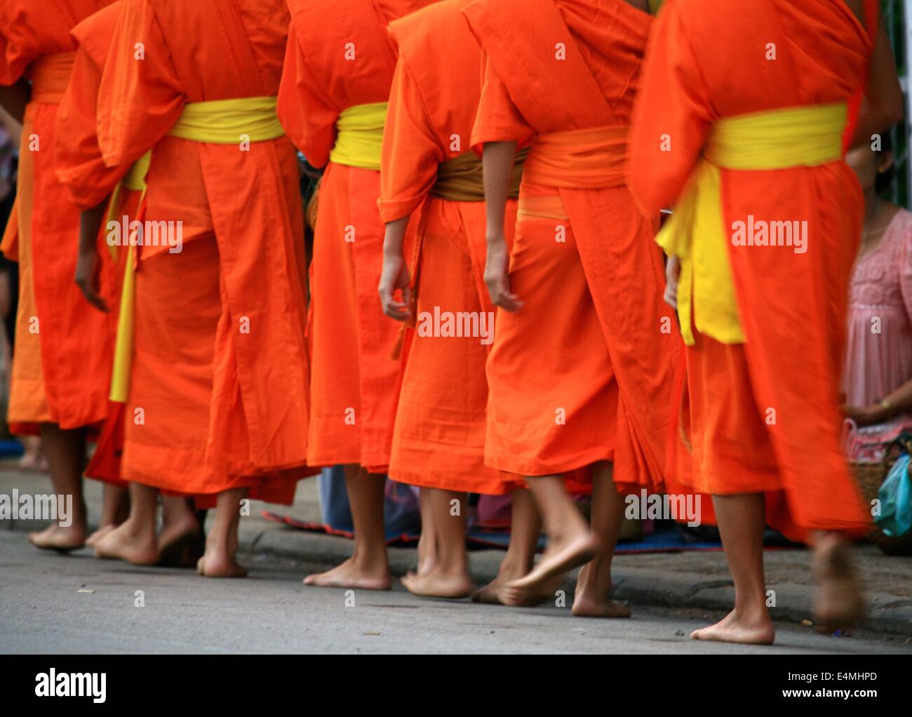 Buddhistische Mönche in Luang Prabang, Laos machen ihren morgendlichen Ritual sammeln Reis Stockfoto