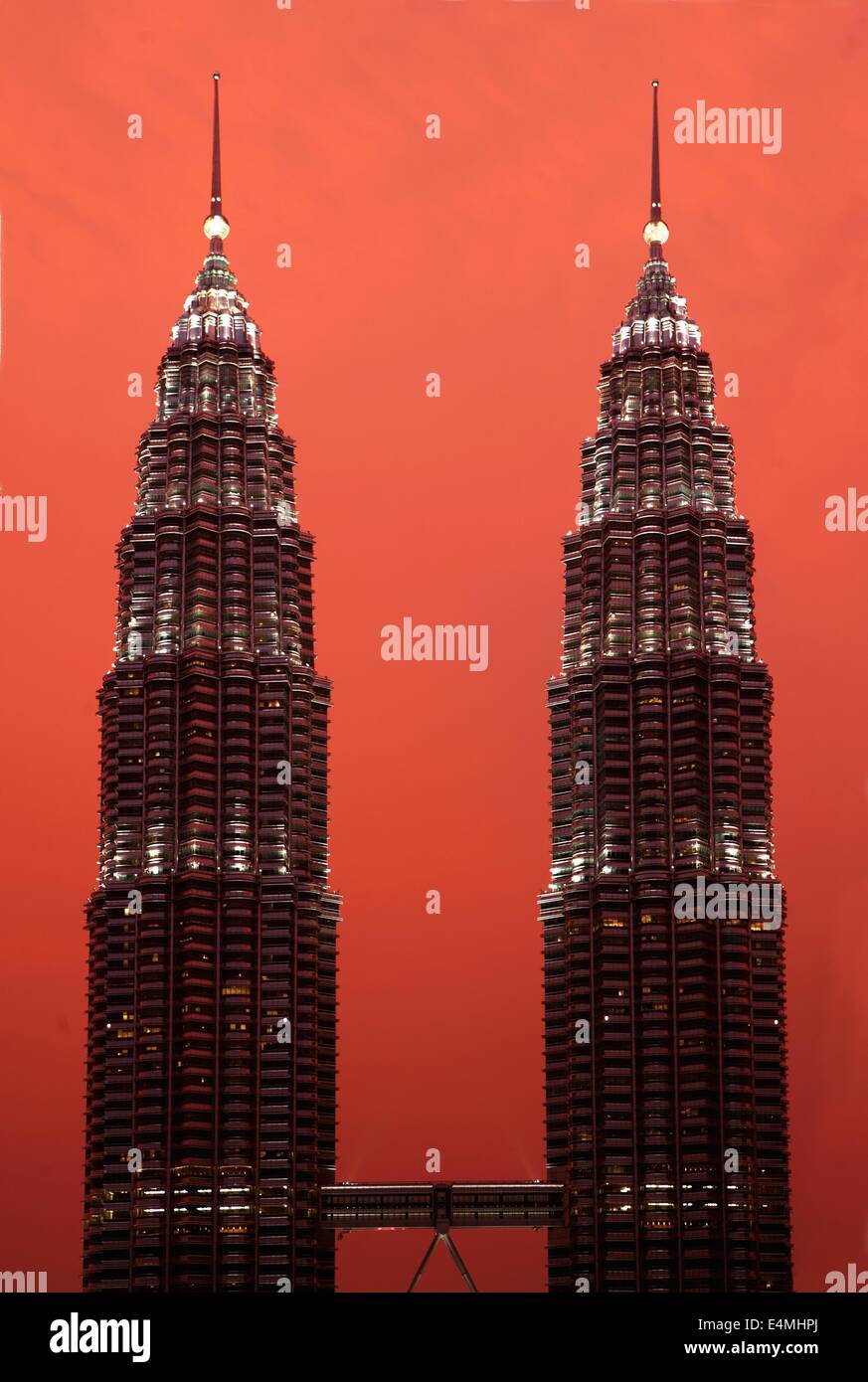 Die Petronas Towers in der Abenddämmerung, Kuala Lumpur, Malaysia Stockfoto