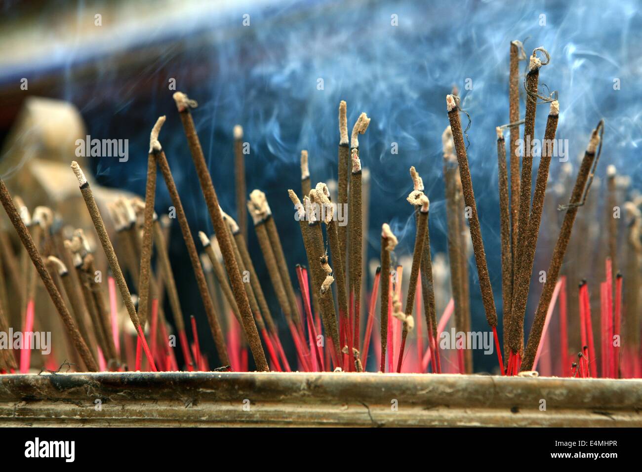 Weihrauch brennen im Angebot in einem Tempel in Hue, Vietnam Stockfoto