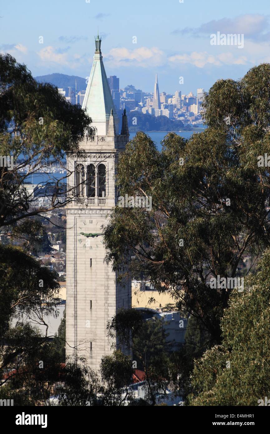 Sather Tower, auch auf den Campanile, an der University of California in Berkeley mit San Francisco in der Ferne bekannt Stockfoto