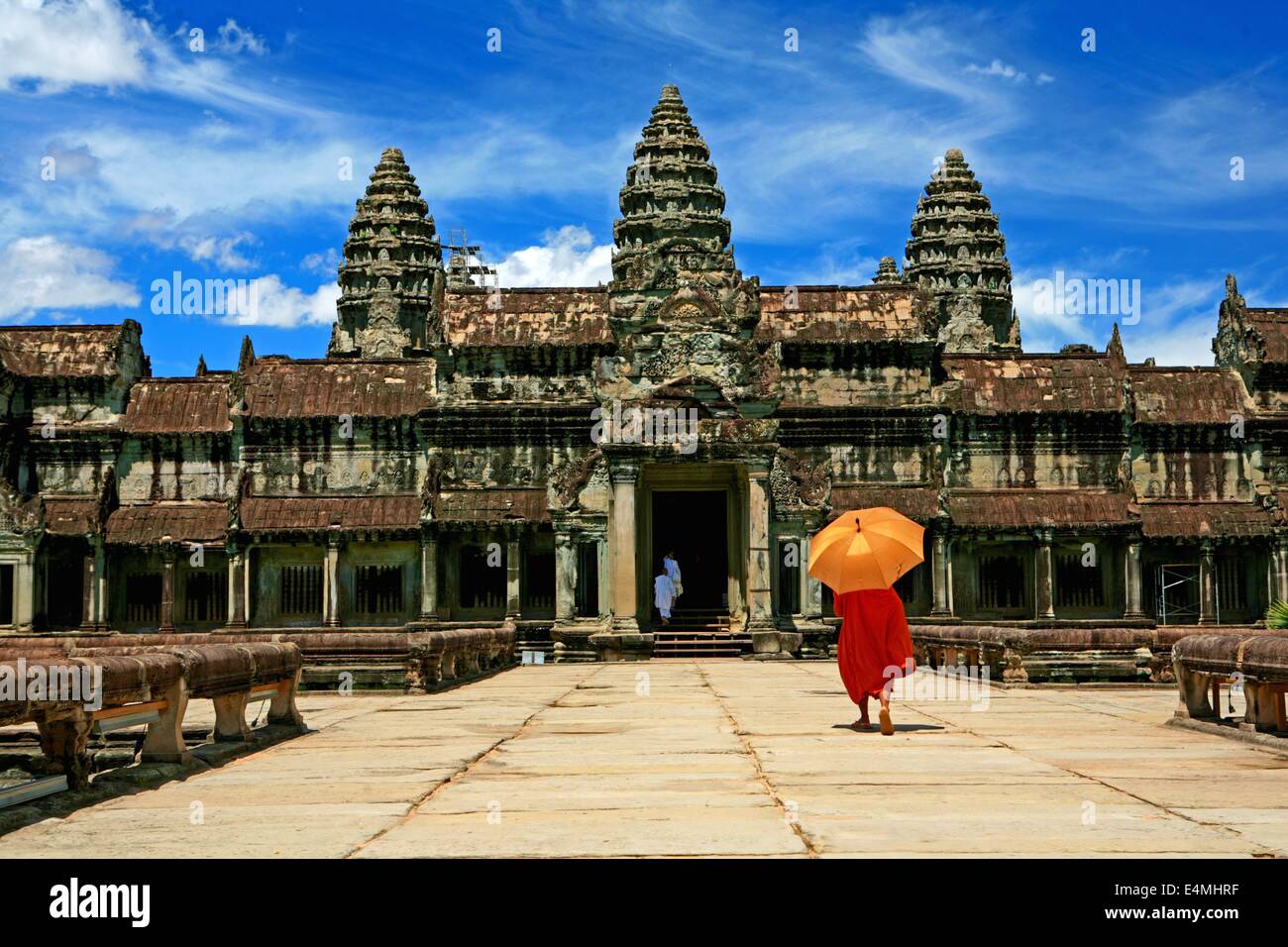 Buddhistische Mönche in orangefarbenen Gewändern in Kambodscha Stockfoto