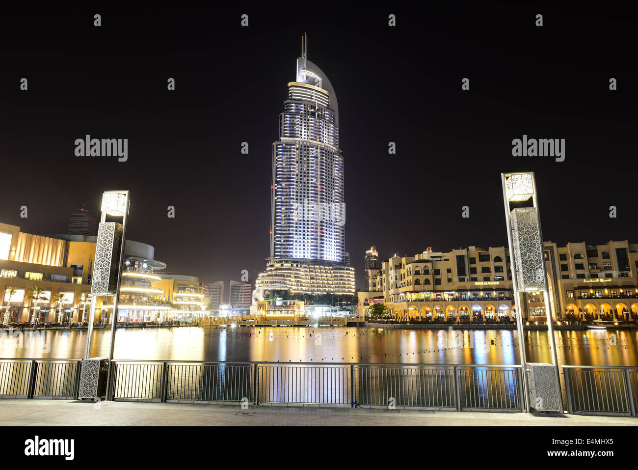 Der Nacht-Blick auf Dubai Mall. Es ist die weltweit größte Shopping-Mall, Dubai, Vereinigte Arabische Emirate Stockfoto