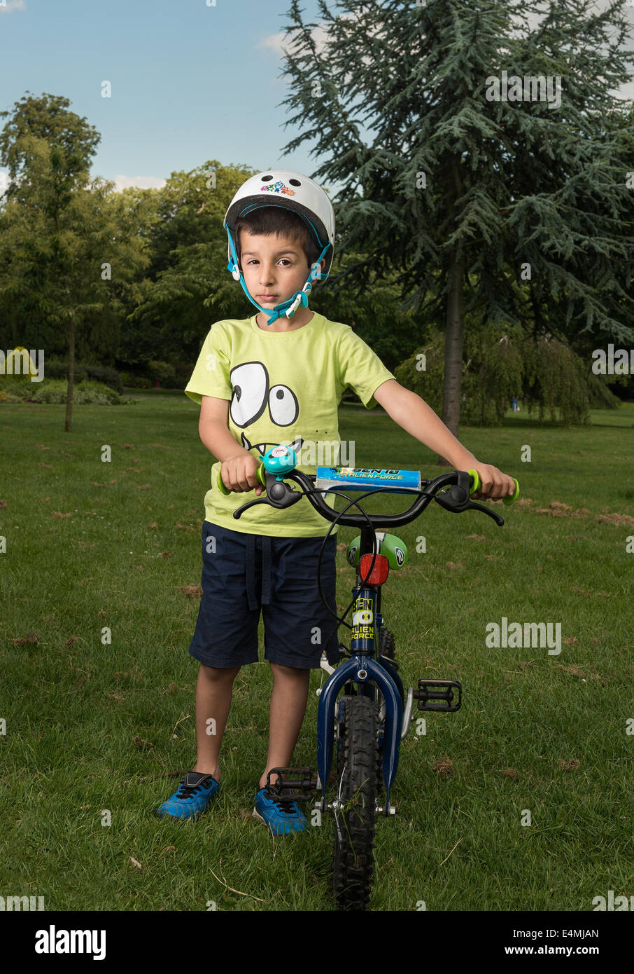 Junge, 6 mit einem Push-Bike in den Park, Cheam Park, Surrey, Großbritannien Stockfoto